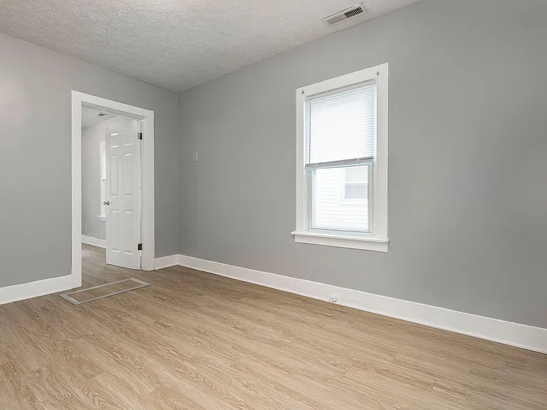 4060 La Salle Ave — Photo 9