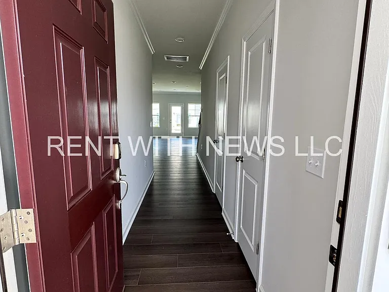 243 Paramount Dr — Photo 3