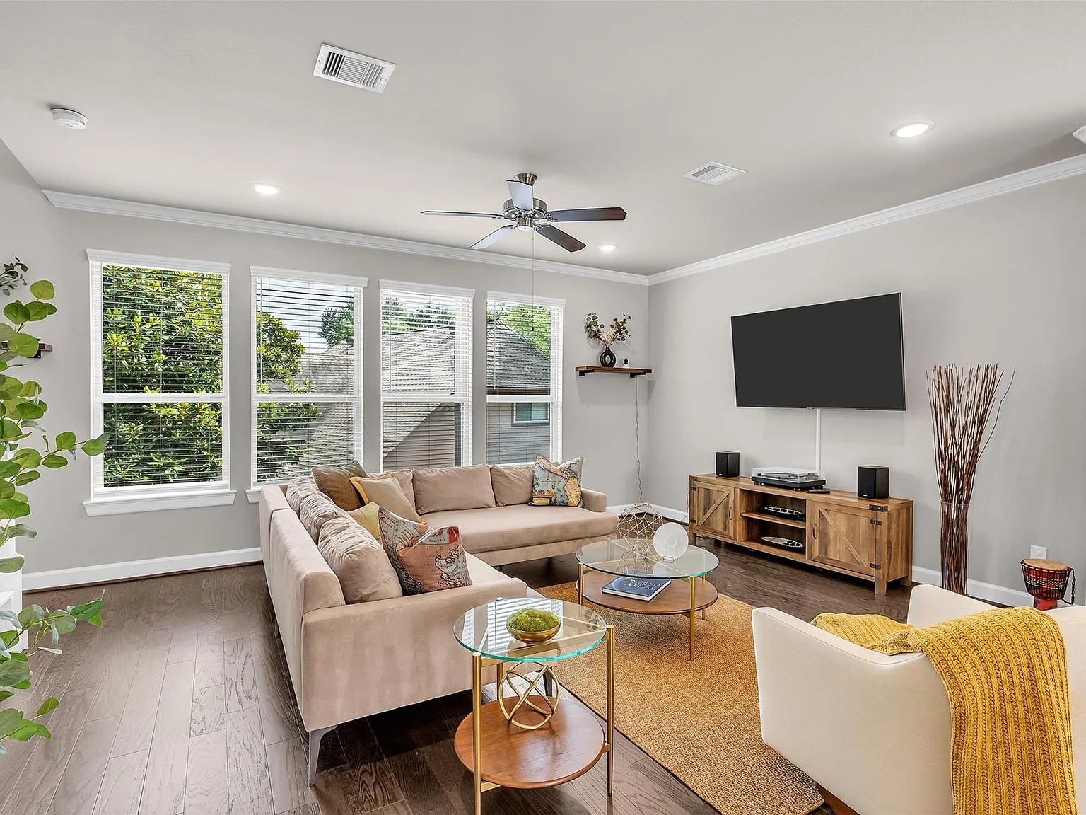 3 bed, 3.5 bath, 2299 sqft, $2,700 — Photo 2