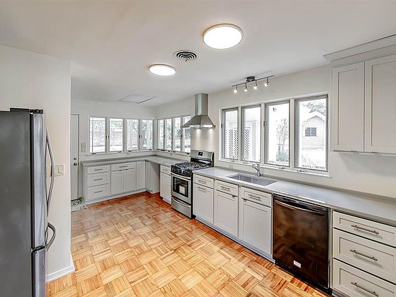 5th image of 402 Lagarde St