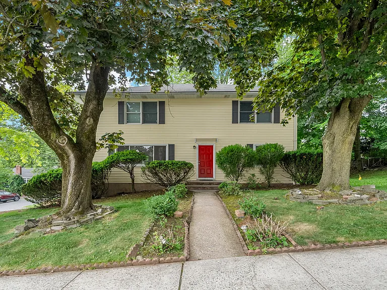 160 Magnolia Ave — Photo 1