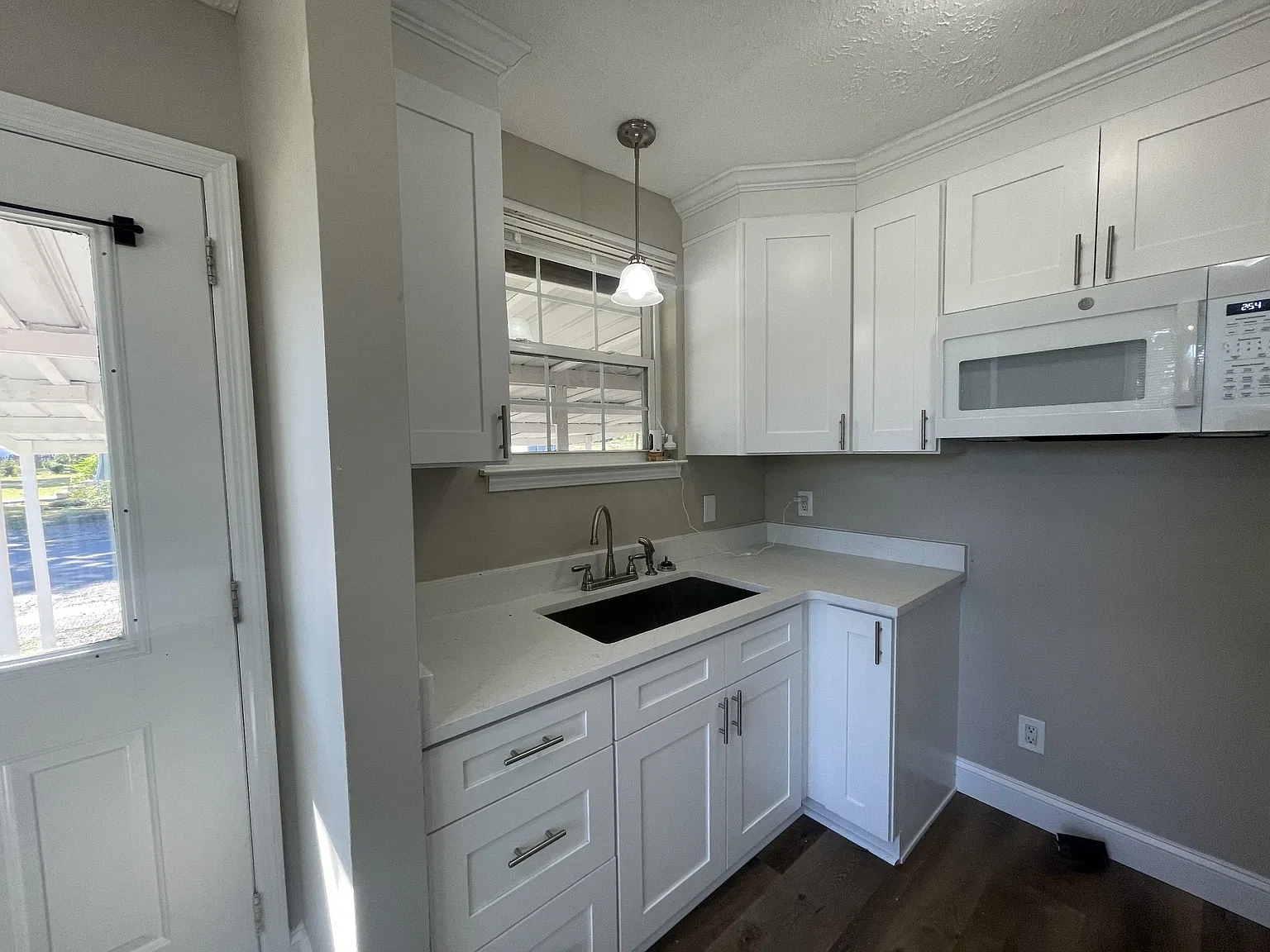 3 bed, 2.0 bath, 1020 sqft, $2,200 — Photo 3