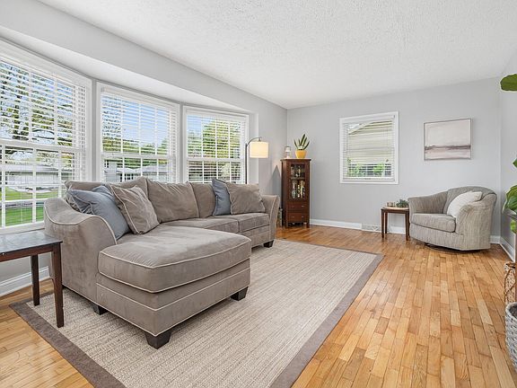 3rd image of 1027 Piccadilly Rd