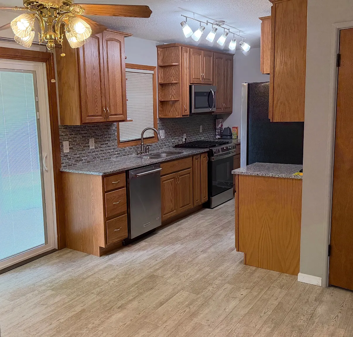 3 bed, 900 sqft, $1,800 — Photo 3