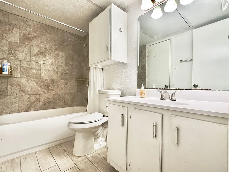 Marian Condos — Photo 89
