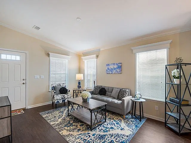 3 bed, 2.0 bath, 1356 sqft, $2,199 — Photo 3