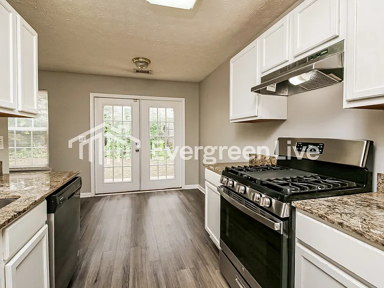 395 Lakeside Cir — Photo 6
