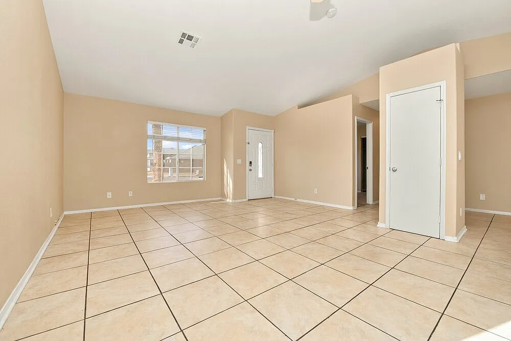 3 bed, 2.0 bath, 1310 sqft, $2,050 — Photo 4