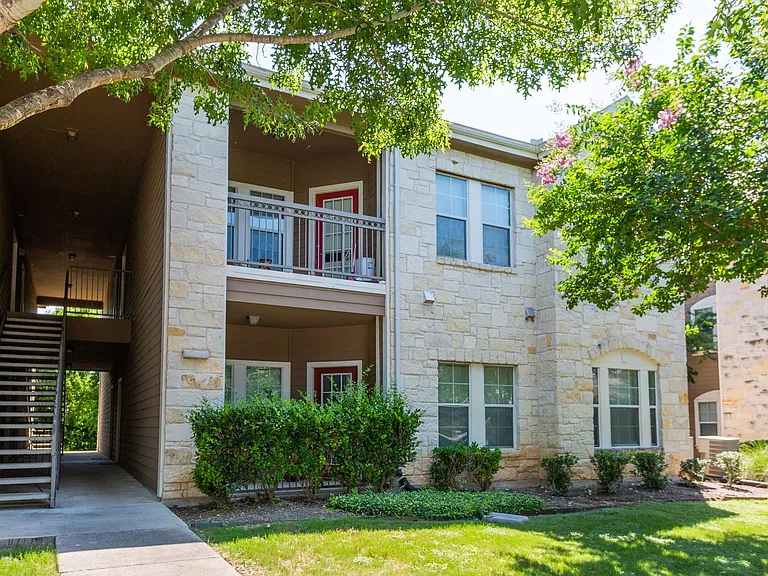Saddle Creek — Photo 11