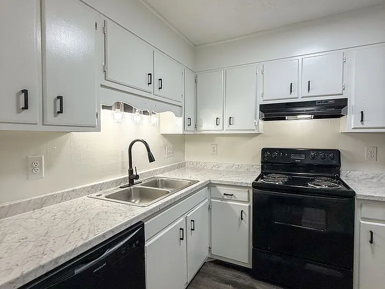 Brynn Marr Village — Photo 16