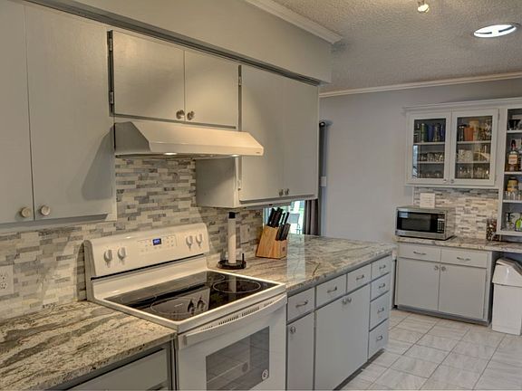 3rd image of 704 Bow Ln
