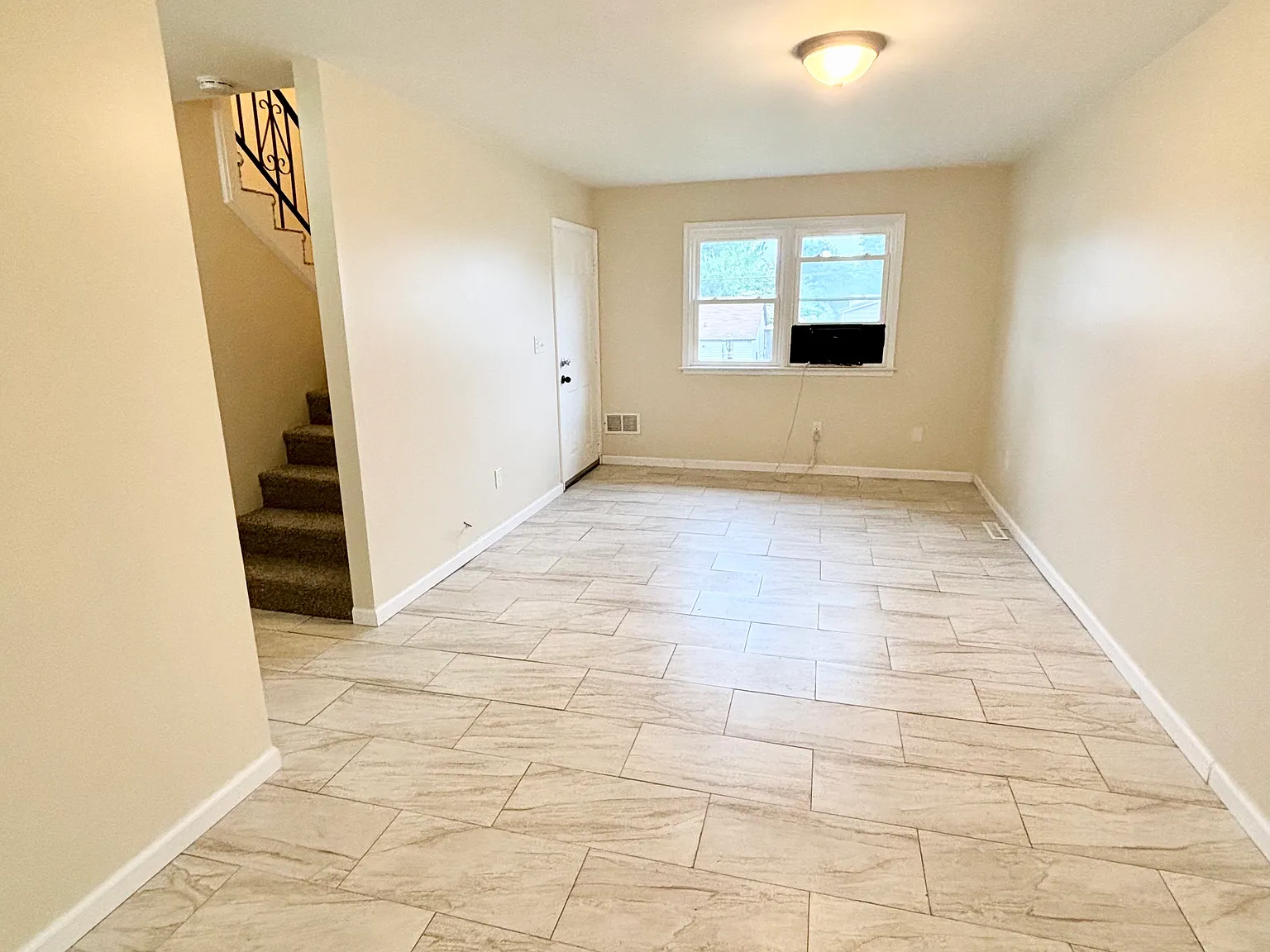 4 bed, 1128 sqft, $1,850 — Photo 2