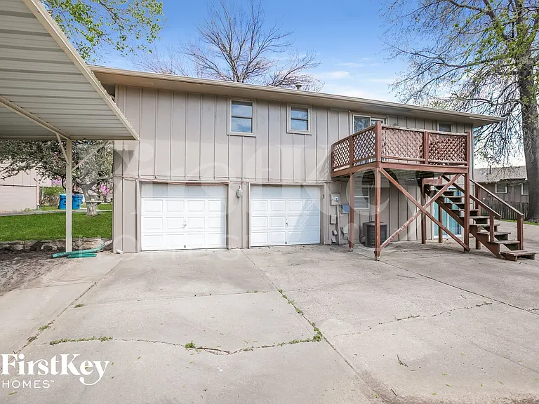 606 NE Park Cir — Photo 15