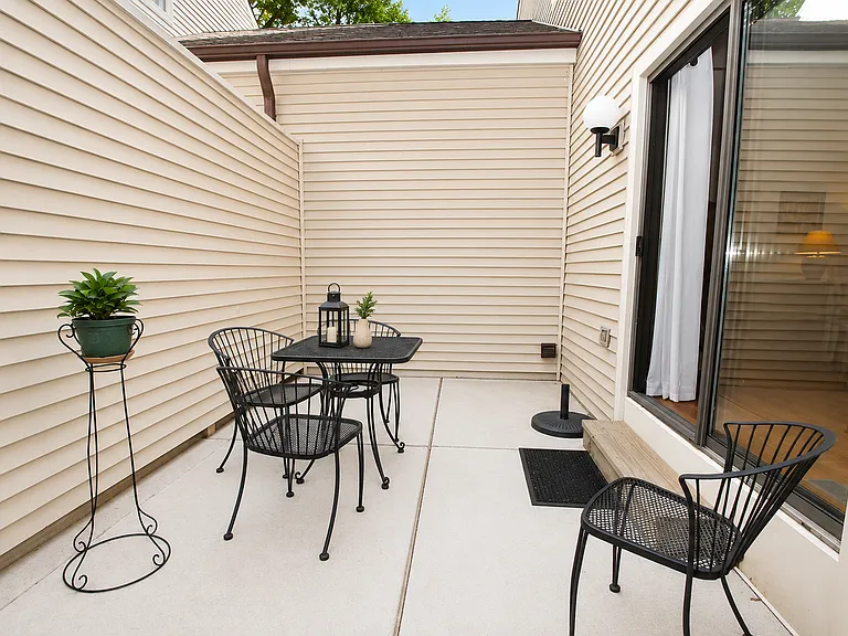 40 Huntington Ct #40 — Photo 12