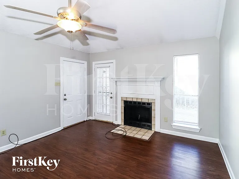 2798 Laura Cir E — Photo 4