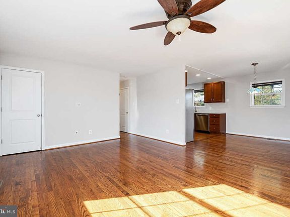 5th image of 227 Garden Gate Ln