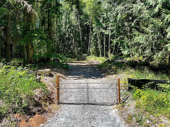 2nd image of 471 Summerland Rd