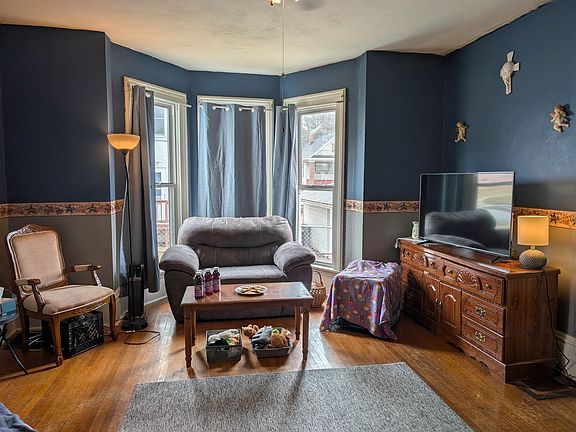 3rd image of 709 W Lincoln Blvd