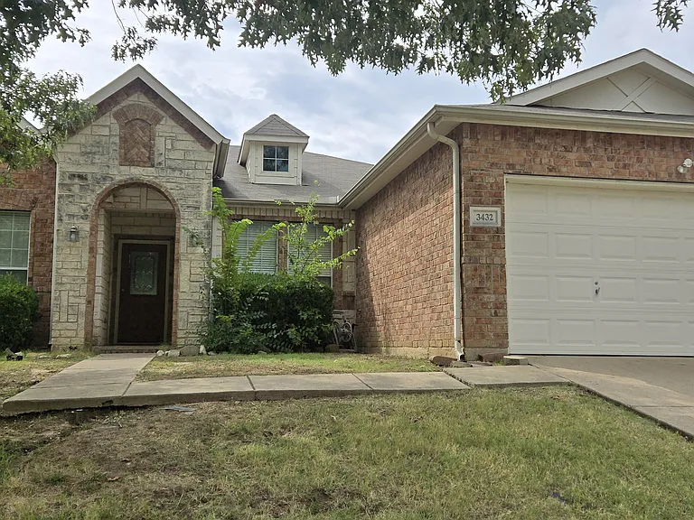 3432 Fashion St — Photo 1
