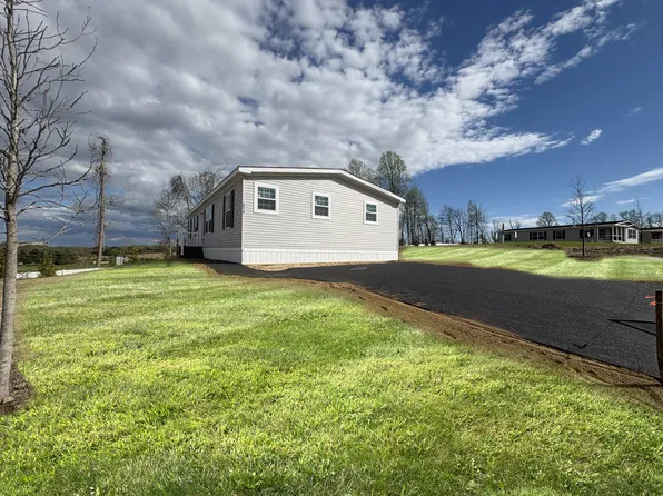 524 Barrington Rd, Macungie, PA 18062