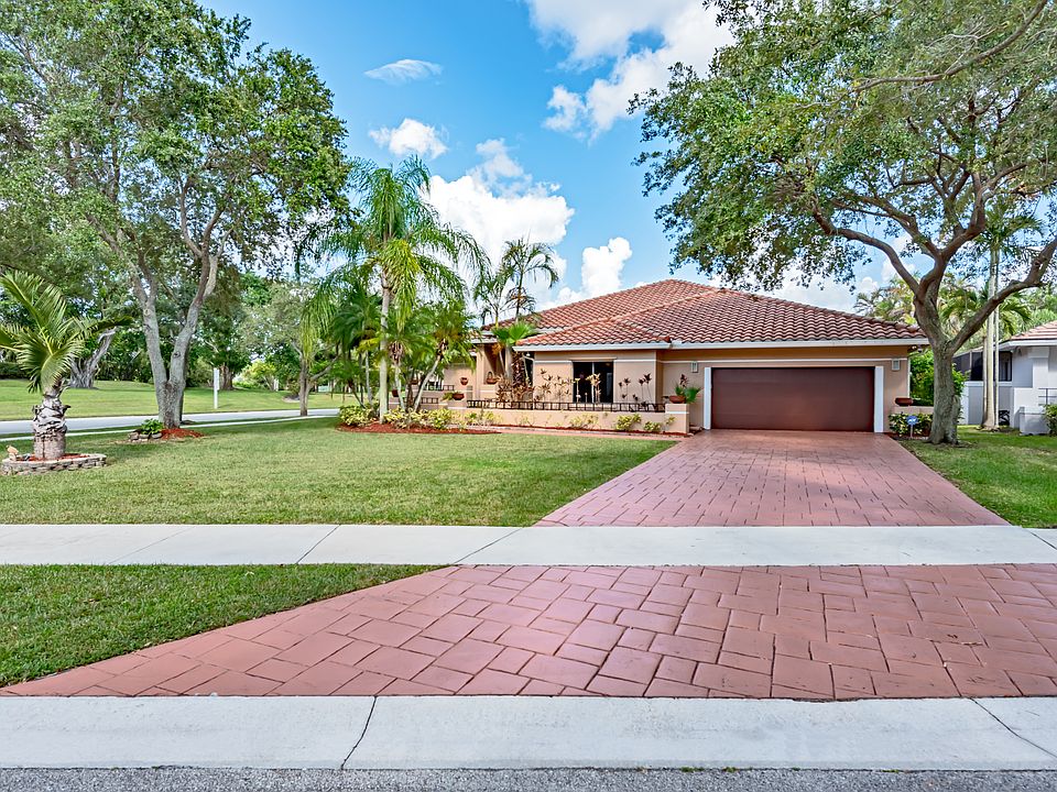 1st image of 1074 Deerwood Ln