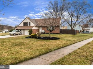 201 Heather Dr, Mount Laurel, NJ 08054