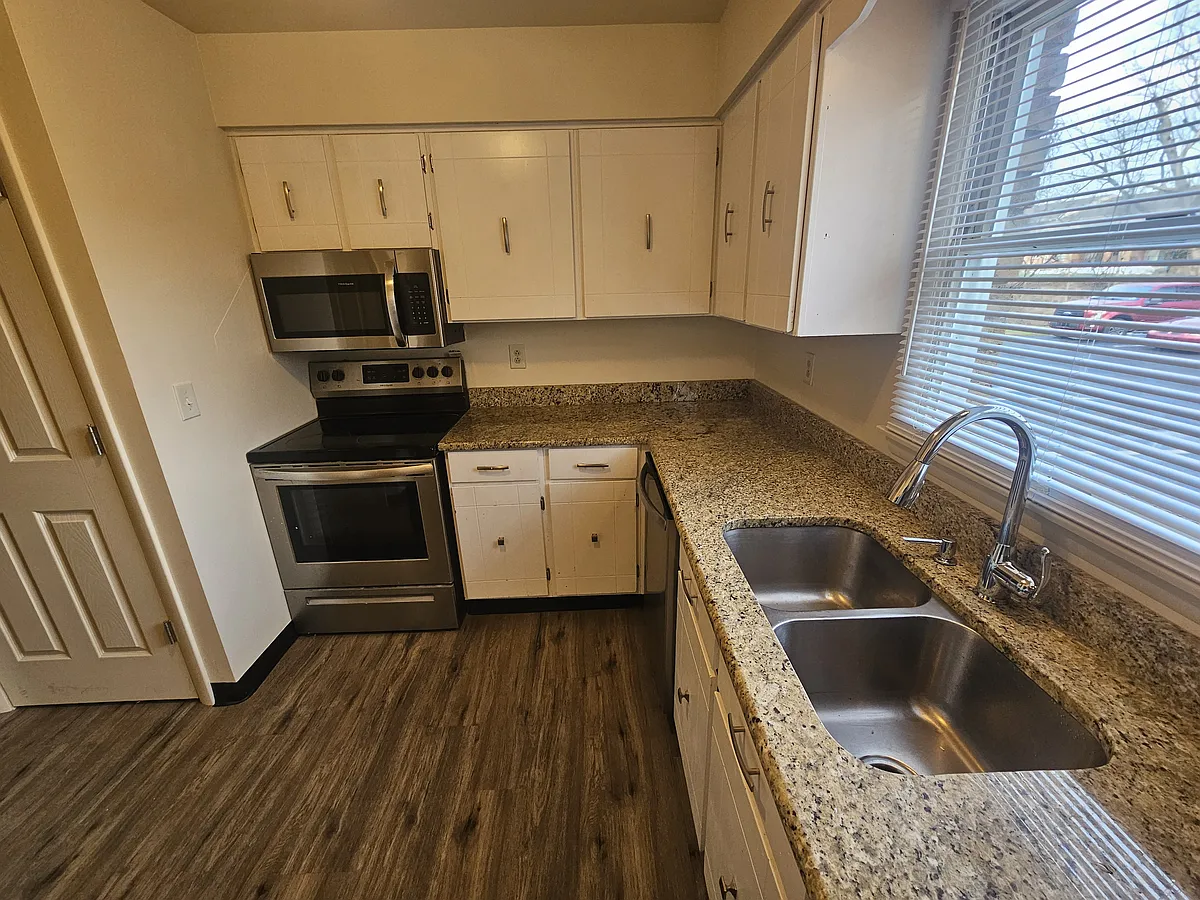 Building Photo - 305 Thomas Dr #4