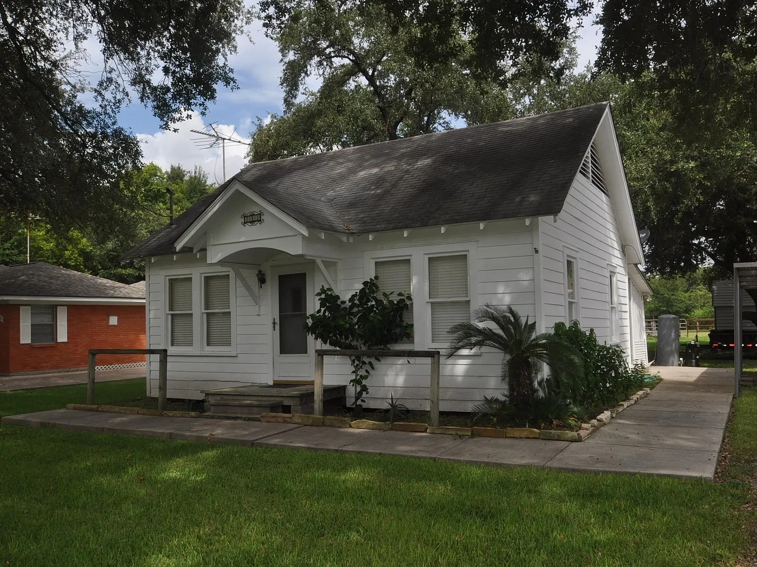 2 bed, 1.0 bath, 624 sqft, $1,200 — Photo 1