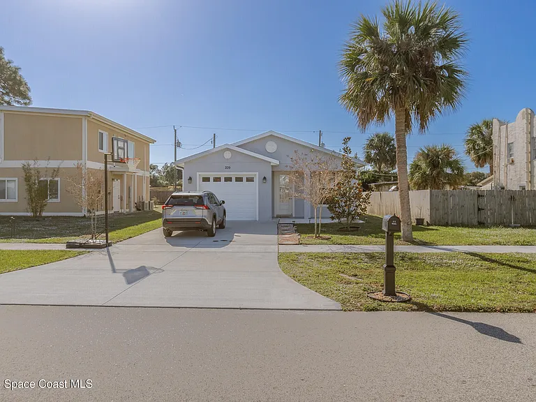 209 E Avenue B — Photo 2