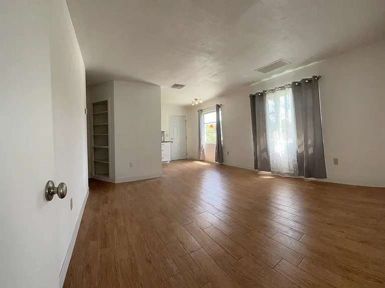 2567 Columbus St — Photo 2
