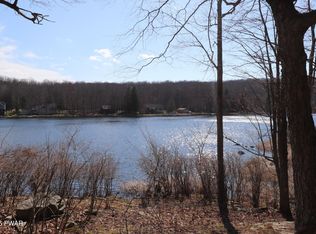 E Shore Dr, Hawley, PA