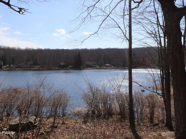 E Shore Dr, Hawley, PA 18428