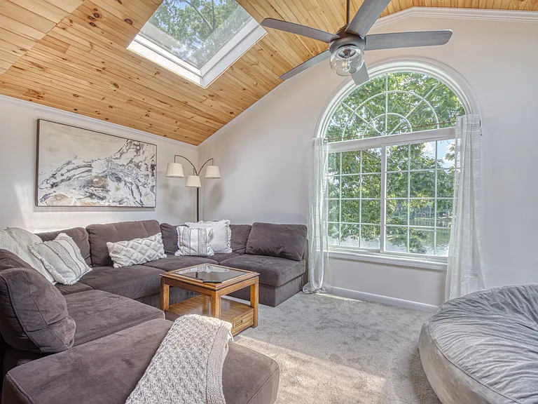 149 Lakeview Dr — Photo 3