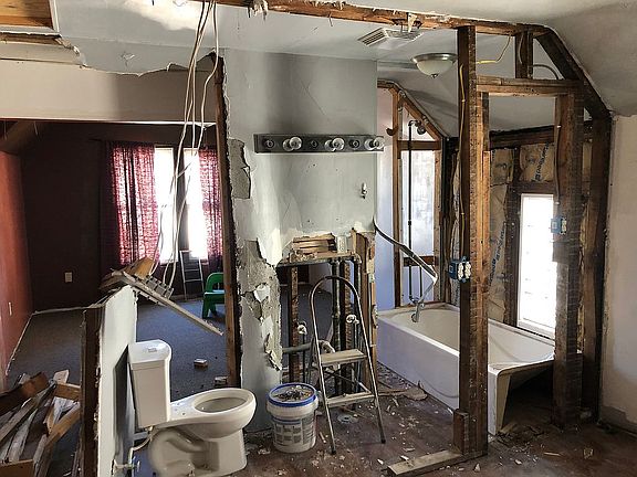 Upper main bedroom w/bath 