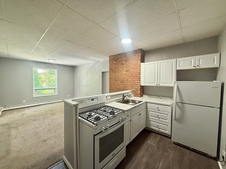 5 Linden Ave #1R — Photo 1