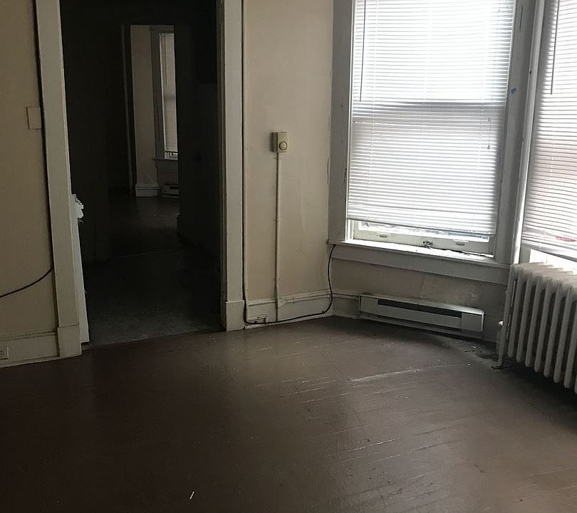 2nd image of 444 E King St APT 2