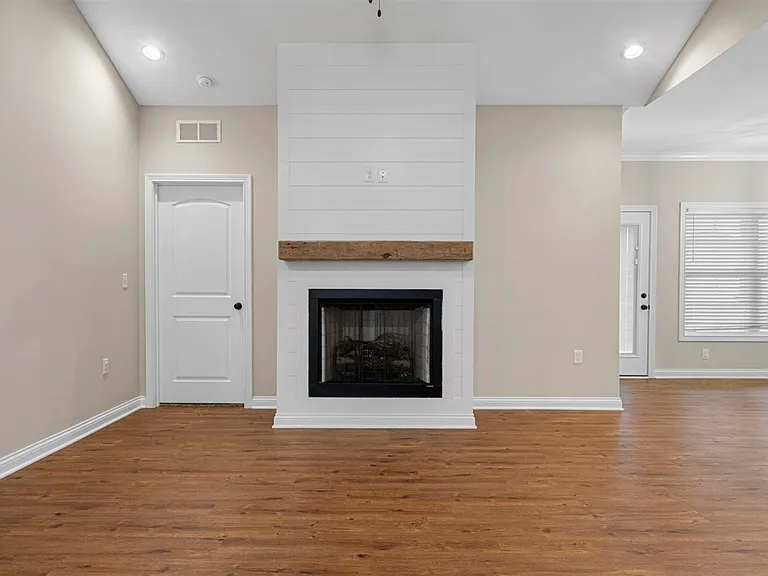 821 Poplar Log Dr — Photo 6