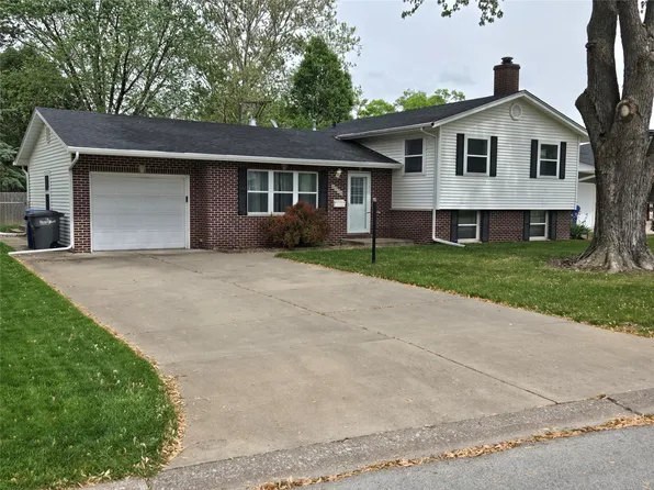 1735 Elmwood Dr, Bettendorf, IA 52722