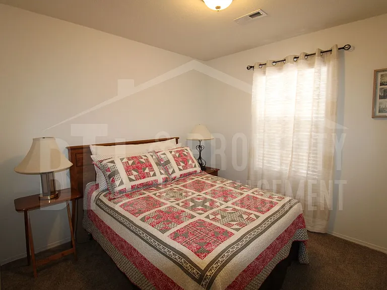 2910 Vineyards Pkwy #4 — Photo 7