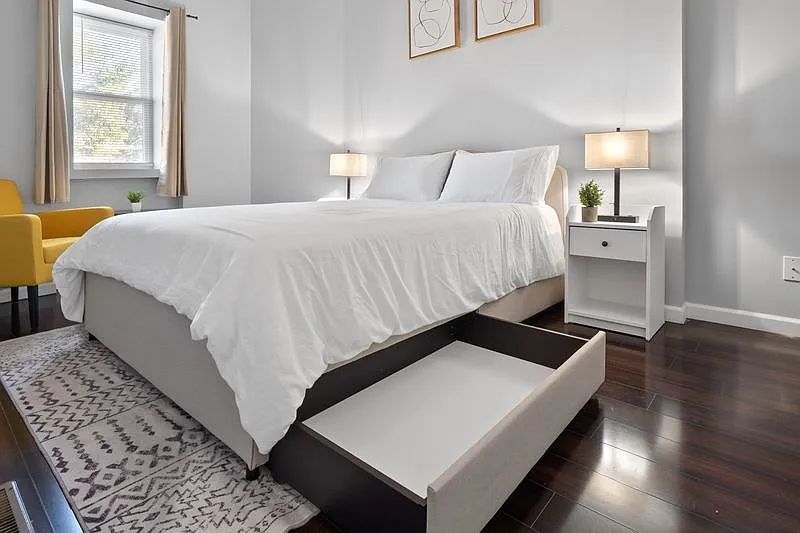 2 bed, 700 sqft, $1,900 — Photo 3