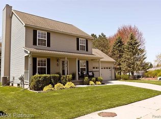 400 Mill Pond Dr, Fenton, MI 48430