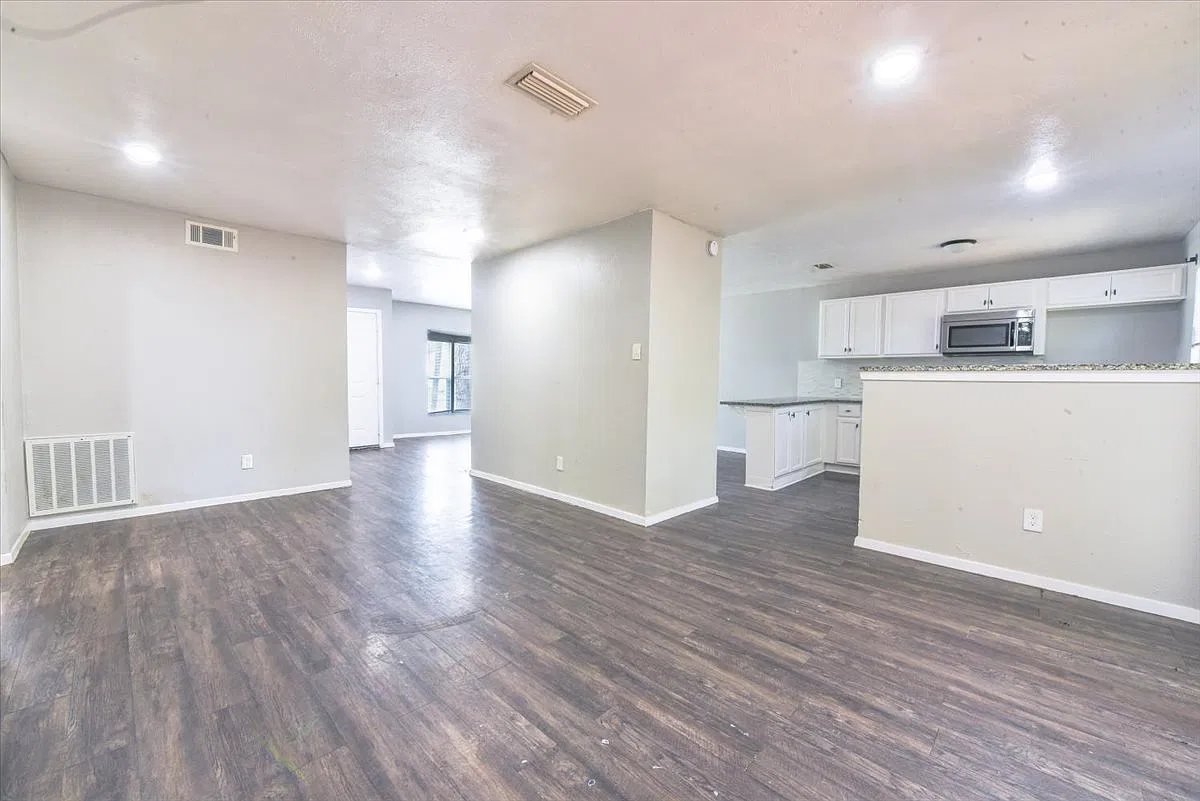 3 bed, 1633 sqft, $2,100 — Photo 3