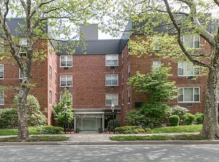 195 Middle Neck Rd, Great Neck, NY 11021