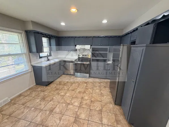 8418 Travis Lane Overland Park KS - Rent 1700 - 3 bed / 1 bath apartment - with open garage space..., 8418 Travis Ln, Overland Park, KS 66212