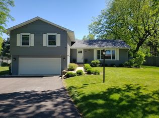 27W047 Parkway Dr, Winfield, IL 60190