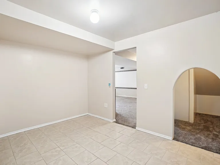 240 W 220th St S — Photo 38