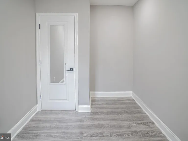 1535 W Seltzer St — Photo 27