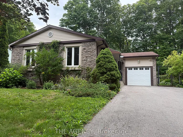 323 Waratah Ave — Photo 2