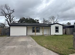 933 E Myrtle St, Angleton, TX 77515