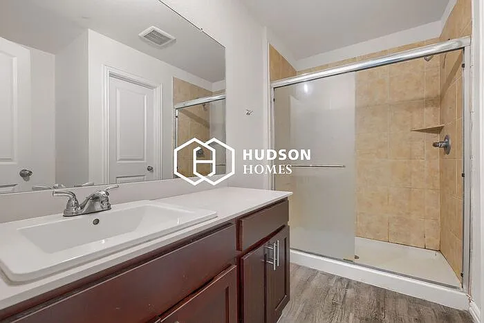 1137 Spruce St — Photo 10